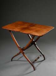 Mahagoni Patent-Reise-Tisch mit klappbarer Platte über schön geschwungenen Beinen mit gedrechselter Stegverbindung, England 19.Jh., 77,8x89,5x59cm, Gebrauchsspuren