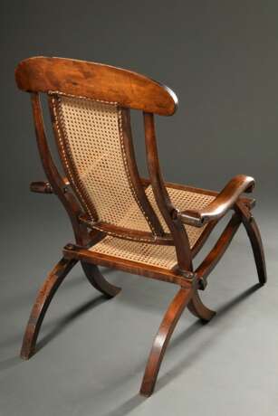 Englischer Mahagoni Deckchair mit Rattangeflecht in Sitz und Lehne, klappbar, Ende 19.Jh., H. 37/96cm - фото 3