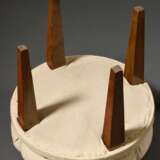 2 Teile Grotto Stuhl mit gepolsteter Muschellehne auf gedrechselten Beinen mit Rollen und passendem rundem Fußhocker auf Spitzbeinen (H. 48cm, Ø 48cm), Ende 19.Jh., H. 48/99cm, Gebrauchsspuren - photo 3