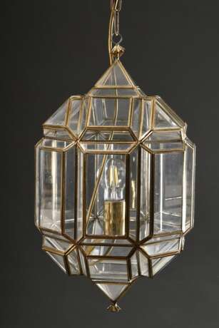 Polygonale Deckenampel aus geometrischen Glasscheiben in Messingfassungen mit Kettenaufhängung, um 1920, elektrifiziert, H. 49cm - фото 1