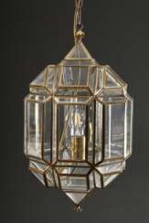 Polygonale Deckenampel aus geometrischen Glasscheiben in Messingfassungen mit Kettenaufhängung, um 1920, elektrifiziert, H. 49cm