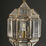 Polygonale Deckenampel aus geometrischen Glasscheiben in Messingfassungen mit Kettenaufhängung, um 1920, elektrifiziert, H. 49cm - photo 1
