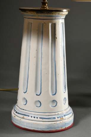 Paar Fayence Ofenfüße in konisch zulaufender Säulenform mit Kanneluren und Blaumalerei, Ende 18.Jh., als Lampen montiert, H. 65cm - photo 3