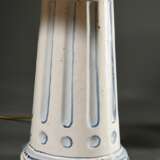 Paar Fayence Ofenfüße in konisch zulaufender Säulenform mit Kanneluren und Blaumalerei, Ende 18.Jh., als Lampen montiert, H. 65cm - photo 3