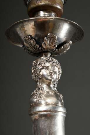 Empire Leuchter mit Januskopf über konischem Schaft und Rundfuß, Anfang 19.Jh., als Lampe montiert, Silber, H. 35cm, ohne Schirm, Druckstellen - photo 2