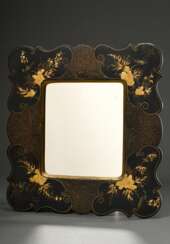 Kleiner Regency Spiegel in Papiermaché Rahmen mit feinem Golddekor auf schwarzem Lackfond und farbiger Malerei &quot;Paradiesvögel&quot; in den Ecken, England um 1810, 39x36cm