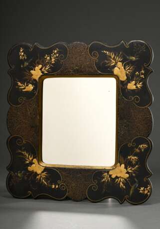 Kleiner Regency Spiegel in Papiermaché Rahmen mit feinem Golddekor auf schwarzem Lackfond und farbiger Malerei "Paradiesvögel" in den Ecken, England um 1810, 39x36cm - фото 1