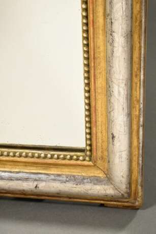 Französischer Kaminspiegel mit versilbertem und vergoldetem Wulstrahmen in schlichter Form mit mittiger Ornamentdekoration, Ende 19.Jh., 129x83cm - photo 3