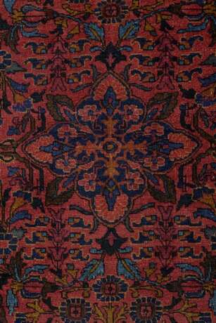 Sarough mit Mittelmedaillon auf bläulich rotem Feld und dunkelblauer Hauptbordüre, Westpersien 1. Viertel 20.Jh., 147x102cm - Foto 5