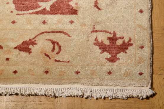 Dekorativer Ziegler Teppich mit floraler Musterung in hellen Farben, Wolle auf Baumwolle, 2. Hälfte 20.Jh., 255x165cm - photo 3