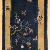 Pekingbrücke mit freiverteilten Vogel- und Floralmotiven auf dunkelblauem Innenfeld sowie zimtfarbener Bordüre, China 1900/1920, Wolle und Baumwolle, 147x78cm, kleine Randdefekte - photo 2