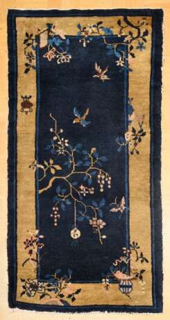 Pekingbrücke mit freiverteilten Vogel- und Floralmotiven auf dunkelblauem Innenfeld sowie zimtfarbener Bordüre, China 1900/1920, Wolle und Baumwolle, 147x78cm, kleine Randdefekte - photo 2