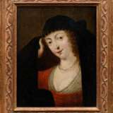 Unbekannter Künstler des 17.Jh. "Dame einen Schleier hebend“, Öl/Holz, verso bez., wohl nach Frans Pourbus II (1569-1622), 32,2x25cm (m.R. 41,2x34,5cm), rest. - photo 2