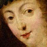Unbekannter Künstler des 17.Jh. "Dame einen Schleier hebend“, Öl/Holz, verso bez., wohl nach Frans Pourbus II (1569-1622), 32,2x25cm (m.R. 41,2x34,5cm), rest. - photo 3