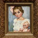 Unbekannter Künstler des 20.Jh. (Marra?) "Mädchen mit Kewpie Puppe" 1955, Öl auf Malpappe, u.l. sign./dat., Prunkrahmen, 18,5x16cm (m.R. 28,5x26cm), min. Defekte der Maloberfläche - photo 2