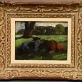 Herbst, Thomas (1848-1915) "Zwei liegende Kühe", Öl/Malpappe, verso Klebeetikett "Galerie Herold/Hbg.", WVZ 279, Impressionisten Rahmen (leicht berieben), 18x23,2cm (m.R. 33x39cm) - photo 2