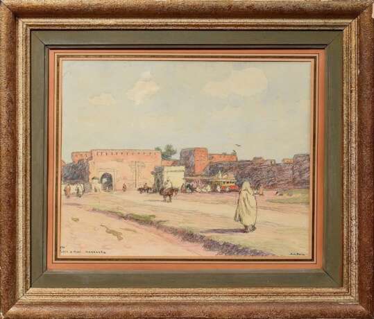 Broca, Alexis Louis de (1868-1948) "Porte D'Asni - Marrakech" 1936, Aquarell/Pastellkreide, Papier auf Holz kaschiert, u. sign./dat./bez., 39,5x48,8cm (m.R. 54x62,8cm), leichte Altersspuren - фото 2