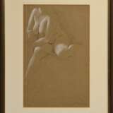 Fuchs, Ernst (1930-2015) "Akt" 1956, Kohle, weiß gehöht, braunes Tonpapier, u.r. sign./dat., 48x31,5cm (m.R. 69,5x52,5cm) - фото 2