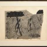 Tapies, Antoni (1923-2012) "Noir et Crai" 1964, Lithographie, 55/300, u. sign./num., freigestellt gerahmt, BM 56x75,5cm (m.R. 79x97,5cm), leicht fleckig, vergilbt, kleine Randdefekte - photo 2