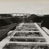 31 Renger-Patzsch, Albert (1897-1966) "Beton- und Brückenbau", Fotografien, verso gestempelt, 14x ca. 24x16,5cm/ 17x ca. 16,5x24cm, Alters- und Lagerspuren - Foto 4