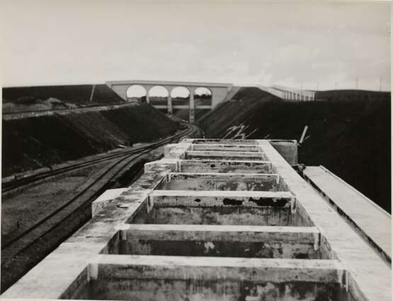31 Renger-Patzsch, Albert (1897-1966) "Beton- und Brückenbau", Fotografien, verso gestempelt, 14x ca. 24x16,5cm/ 17x ca. 16,5x24cm, Alters- und Lagerspuren - Foto 4
