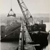 31 Renger-Patzsch, Albert (1897-1966) "Beton- und Brückenbau", Fotografien, verso gestempelt, 14x ca. 24x16,5cm/ 17x ca. 16,5x24cm, Alters- und Lagerspuren - фото 13