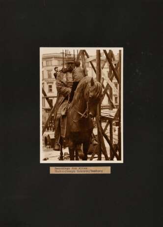 Schorer, Joseph (1894-1946) "Demontage der Alten", Fotografie, auf Karton montiert, u. bez., verso gestempelt und Klebeetikett, 17,8x12,7cm (35x25cm), min. Altersspuren - фото 2