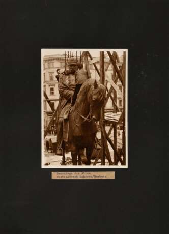 Schorer, Joseph (1894-1946) "Demontage der Alten", Fotografie, auf Karton montiert, u. bez., verso gestempelt und Klebeetikett, 17,8x12,7cm (35x25cm), min. Altersspuren - photo 2