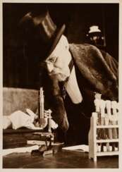 Schorer, Joseph (1894-1946) &quot;Im Dienste der Wissenschaft&quot;, Fotografie, auf Karton montiert, u. bez., verso gestempelt und Klebeetikett, 17,8x12,7cm (35x25cm), min. Lagerspuren