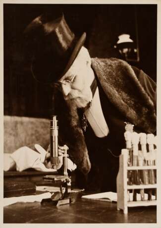 Schorer, Joseph (1894-1946) "Im Dienste der Wissenschaft", Fotografie, auf Karton montiert, u. bez., verso gestempelt und Klebeetikett, 17,8x12,7cm (35x25cm), min. Lagerspuren - фото 1