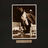 Schorer, Joseph (1894-1946) "Im Dienste der Wissenschaft", Fotografie, auf Karton montiert, u. bez., verso gestempelt und Klebeetikett, 17,8x12,7cm (35x25cm), min. Lagerspuren - photo 2