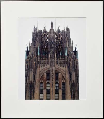Wolf, Reinhart (1930-1988) "General Electric Building" um 1980, Farbfotografie auf strukturiertem Barytpapier, verso Fotografie mit Andy Warhol, bez. und Nachlassstempel, 53,8x44,7cm (m.R. 78,7x68,5cm) - photo 2