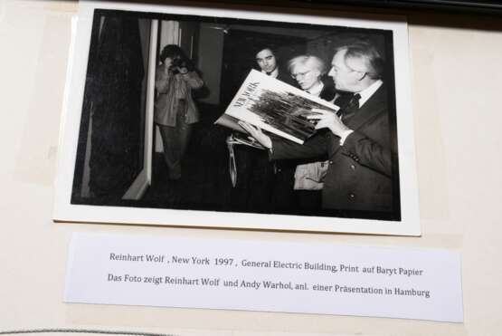 Wolf, Reinhart (1930-1988) "General Electric Building" um 1980, Farbfotografie auf strukturiertem Barytpapier, verso Fotografie mit Andy Warhol, bez. und Nachlassstempel, 53,8x44,7cm (m.R. 78,7x68,5cm) - фото 3