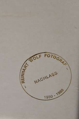 Wolf, Reinhart (1930-1988) "General Electric Building" um 1980, Farbfotografie auf strukturiertem Barytpapier, verso Fotografie mit Andy Warhol, bez. und Nachlassstempel, 53,8x44,7cm (m.R. 78,7x68,5cm) - photo 4