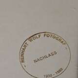 Wolf, Reinhart (1930-1988) "General Electric Building" um 1980, Farbfotografie auf strukturiertem Barytpapier, verso Fotografie mit Andy Warhol, bez. und Nachlassstempel, 53,8x44,7cm (m.R. 78,7x68,5cm) - Foto 4