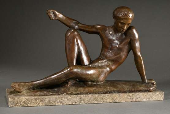 Scheibe, Richard (1879-1964) "Liegender Narziss" 1952, Bronze patiniert, auf Marmorsockel (leicht best.), auf der Plinthe monogr., Gießerstempel "Noack/Berlin", 32x54x16,5cm (mit Sockel), leichte Alte… - Foto 1