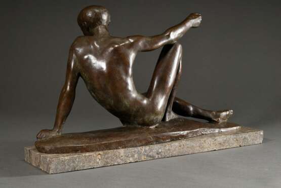 Scheibe, Richard (1879-1964) "Liegender Narziss" 1952, Bronze patiniert, auf Marmorsockel (leicht best.), auf der Plinthe monogr., Gießerstempel "Noack/Berlin", 32x54x16,5cm (mit Sockel), leichte Alte… - photo 4