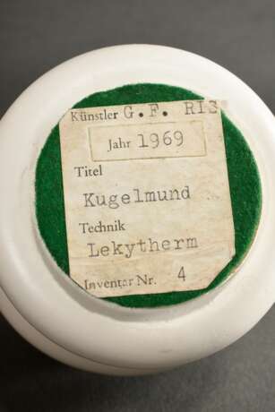 Ris, Günther Ferdinand (1928-2005) "Kugelmund" 1969, Harz, lackiert, am Boden auf Klebeetikett bez., zweiteilig, 16x9x10,5cm, kleine Lackdefekte - Foto 6