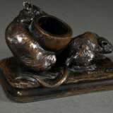 Aigon, Antonin (1837-1885) "Zwei Ratten mit Ei" 1869, Bronze, vorne bez.: "Les Deux Rats & L'oeuf Fab de LaFontaine", sign./dat., 14x8x8,5cm, Gebrauchsspuren - Foto 2