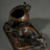 Aigon, Antonin (1837-1885) "Zwei Ratten mit Ei" 1869, Bronze, vorne bez.: "Les Deux Rats & L'oeuf Fab de LaFontaine", sign./dat., 14x8x8,5cm, Gebrauchsspuren - photo 3