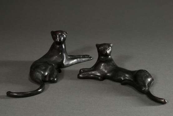 Born, Mechthild (*1941) "Geparden Paar" 1993, Bronze, dunkel patiniert, 99/349, am Boden monogr., mit Artes Zertifikat, L. 24/30cm, min. Altersspuren - photo 1