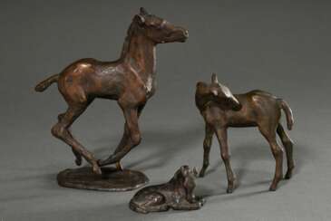 3 Strahlendorff-Eilers, Friderun von (1916-2011) „Fohlen“, Bronze patiniert, je sign., H. 4,5-18,4cm, dazu Werkmonographie &quot;Bronceskulpturen&quot;