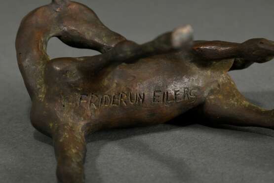 3 Strahlendorff-Eilers, Friderun von (1916-2011) „Fohlen“, Bronze patiniert, je sign., H. 4,5-18,4cm, dazu Werkmonographie "Bronceskulpturen" - Foto 8