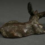 Strahlendorff-Eilers, Friderun von (1916-2011) „Ruhender Esel“, Bronze patiniert, am Boden sign., H. 5cm, leichte Altersspuren - photo 2