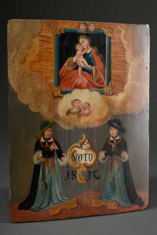 Votivbild mit Darstellung zweier Frauen in Tiroler Tracht unter Gnadenbild der Muttergottes "Maria Hilf" (nach Lukas Cranach d.Ä.), bez.: "EX VOTO 1812", Öl/Holz, 32x23,5cm, Ecken bestoßen - фото 1