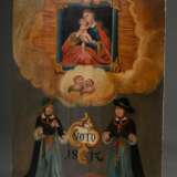 Votivbild mit Darstellung zweier Frauen in Tiroler Tracht unter Gnadenbild der Muttergottes "Maria Hilf" (nach Lukas Cranach d.Ä.), bez.: "EX VOTO 1812", Öl/Holz, 32x23,5cm, Ecken bestoßen - photo 2