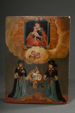 Votivbild mit Darstellung zweier Frauen in Tiroler Tracht unter Gnadenbild der Muttergottes "Maria Hilf" (nach Lukas Cranach d.Ä.), bez.: "EX VOTO 1812", Öl/Holz, 32x23,5cm, Ecken bestoßen - Foto 2