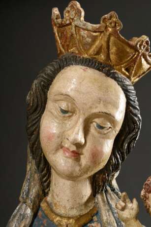 Bäuerliche "Muttergottes mit Kind" im spätgotischem Stil, auf oktogonaler Basis stehende Madonna mit Krone und Tuch über gewelltem Haar in figura serpentinata mit segnendem, ein Vögelchen haltendem Christuskind… - фото 5