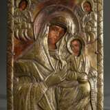 Russische Ikone mit getriebenem und graviertem Messing Oklad "Muttergottes" von zwei Engeln flankiert, Kreidegrund/Eitempera auf Holz, 19.Jh., 19,4x14,3cm - фото 1
