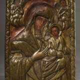 Russische Ikone mit getriebenem und graviertem Messing Oklad "Muttergottes" von zwei Engeln flankiert, Kreidegrund/Eitempera auf Holz, 19.Jh., 19,4x14,3cm - photo 2